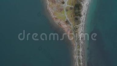 在温哥华岛<strong>上</strong>一片绿松石的蓝色海洋旁边，在公元前的索克岛<strong>上</strong>，辉芬的飞行镜头。 4K24FPS。